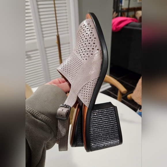 BONAVI Leather Perforated Silver Sling Back Block Heeled Sandal.Size US 7.5 - Picture 9 of 12